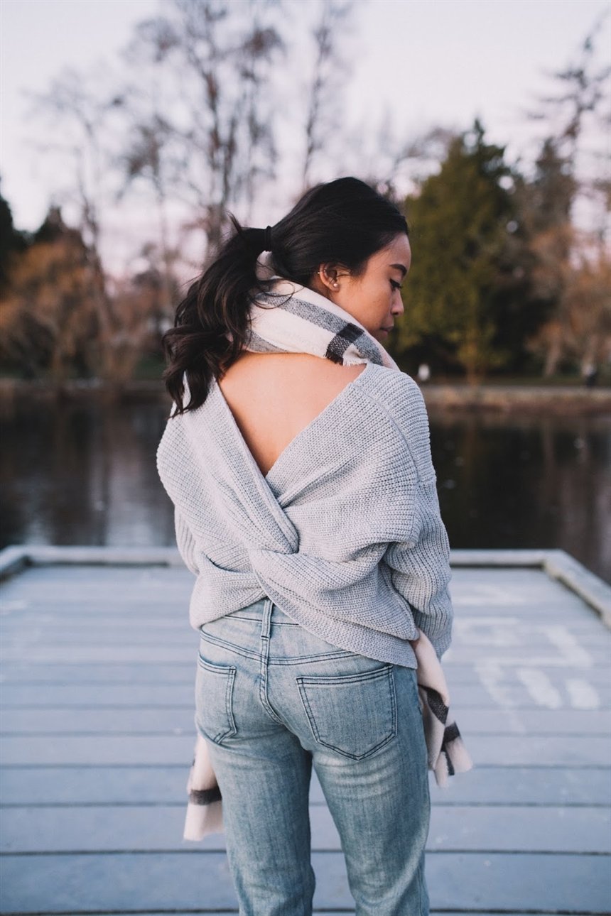 Свитер с завязками на спине