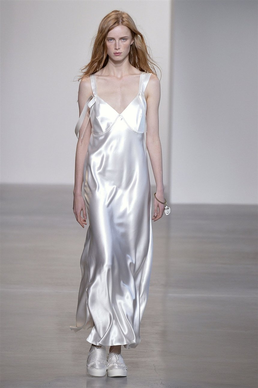 Платье с кедами