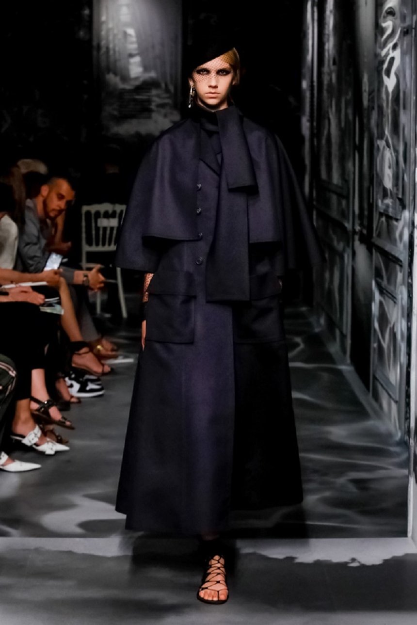 Плащ с пелериной