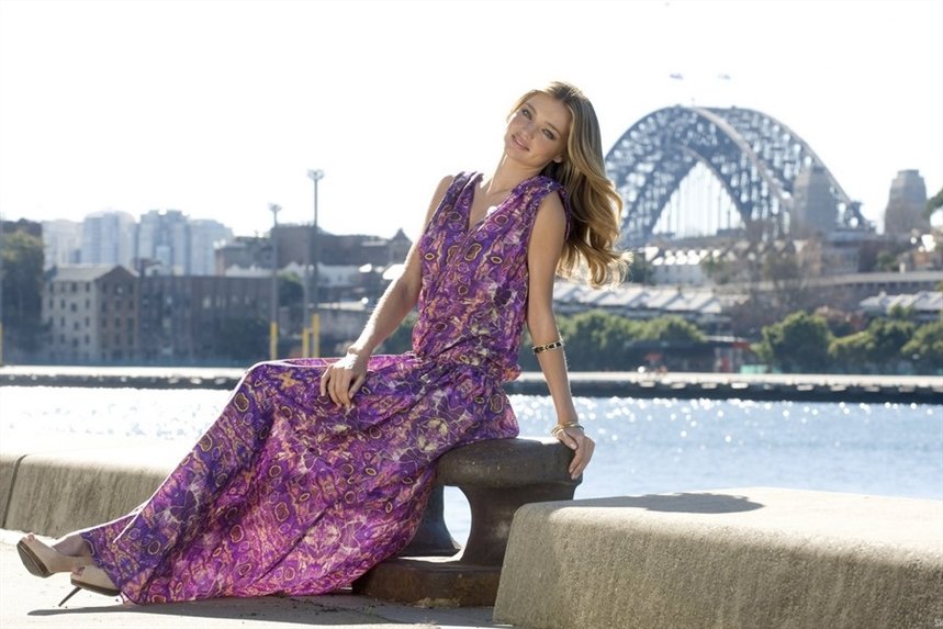 devuschka_v_dlinnom_platye