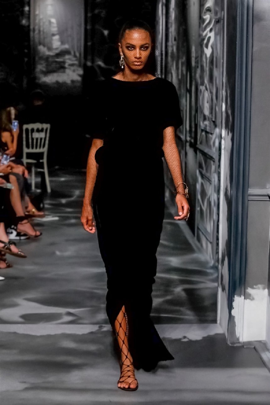 Платье с коротким разрезом