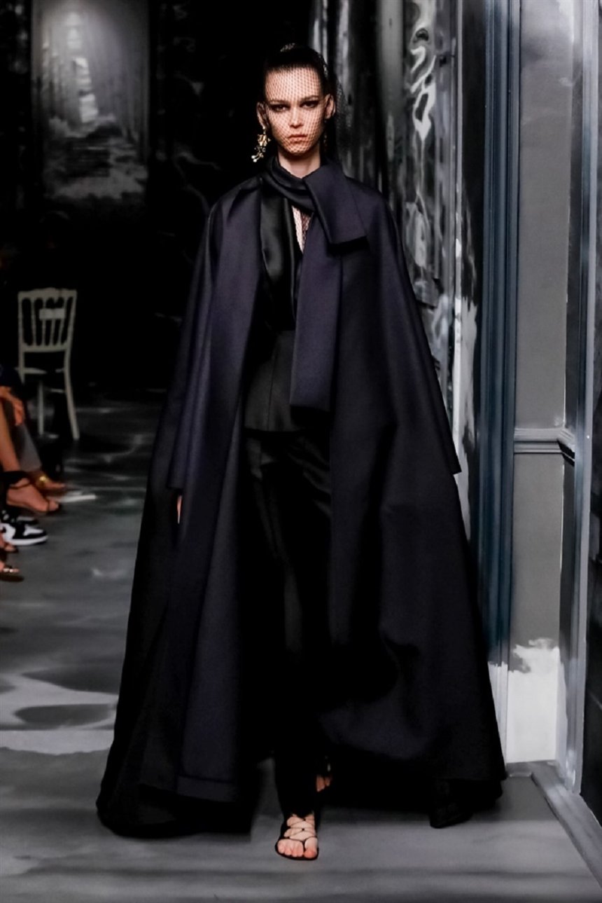 Плащ и костюм: пиджак и брюки