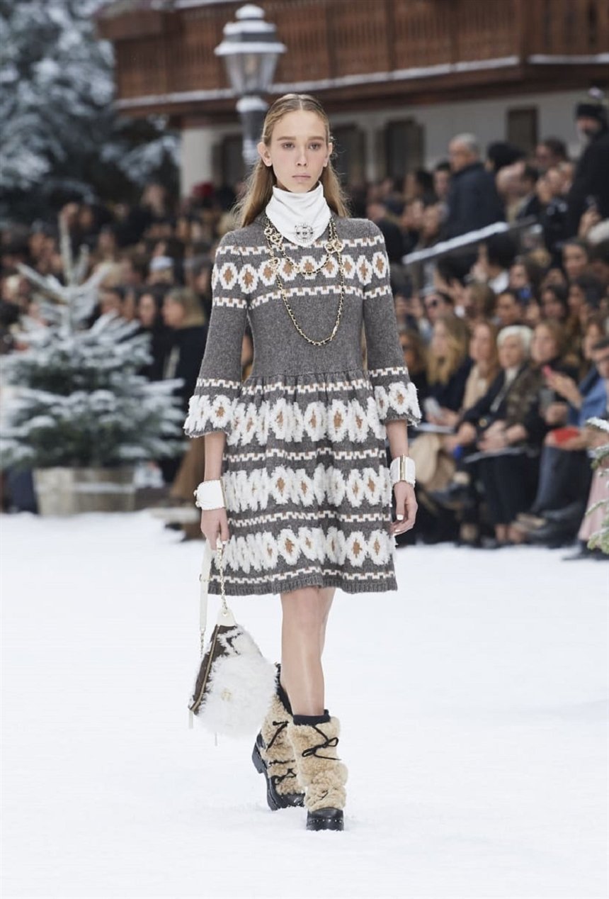 Вязаное платье и шарф-бандана Вязаное платье и шарф-бандана