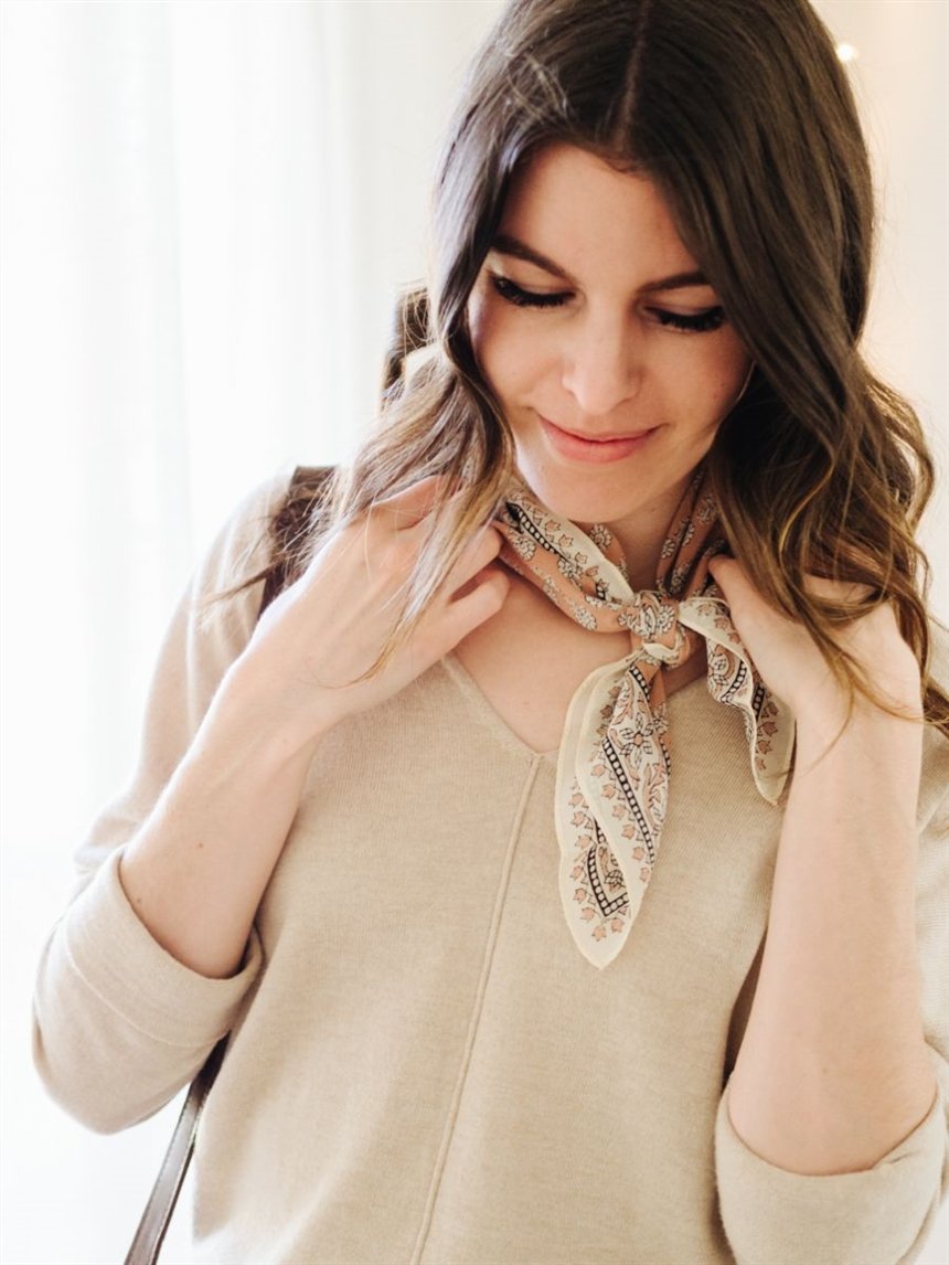 Девушка с шейным платком