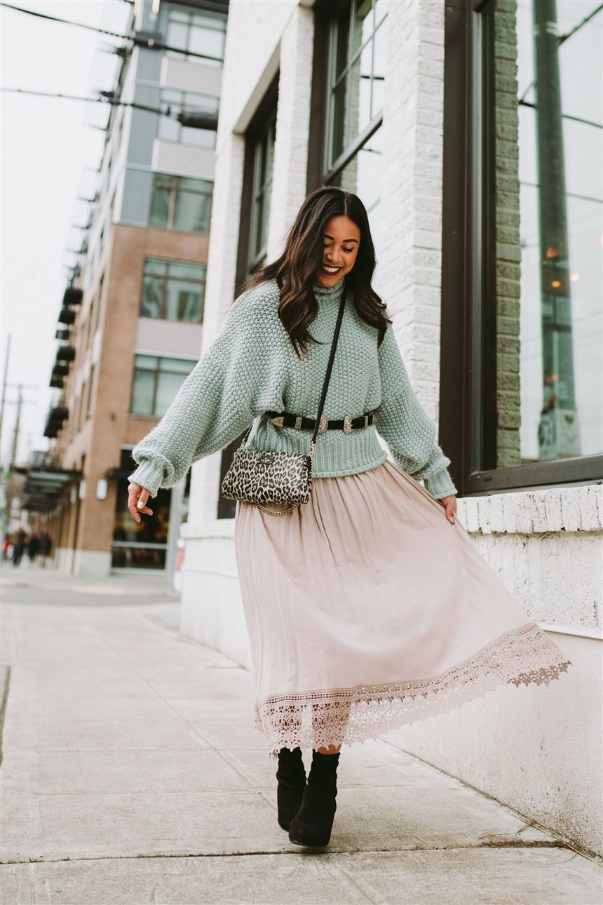 Грубый свитер и нежная юбка