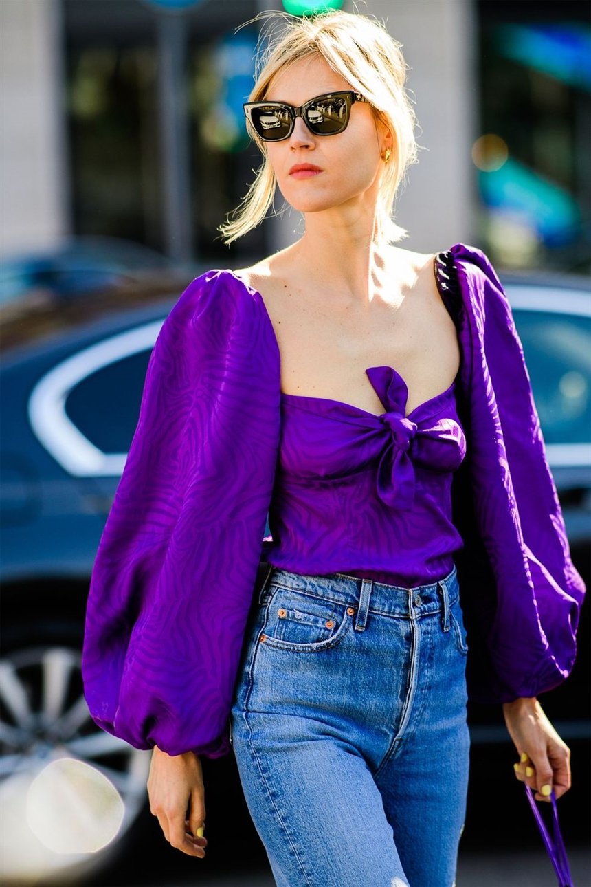 Блуза с глубоким декольте Блуза с глубоким декольте