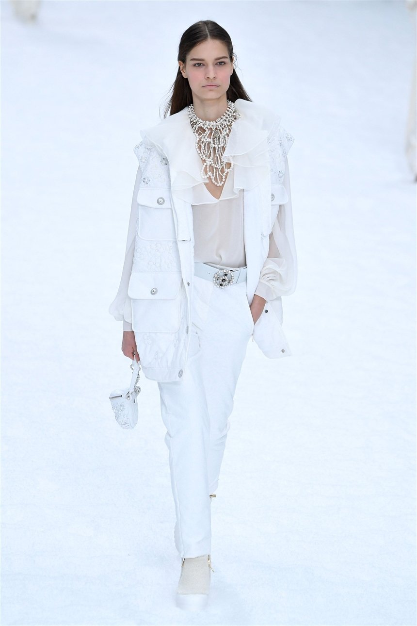 Белый костюм и блуза Белый костюм и блуза