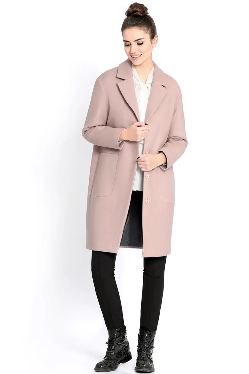 Женщина в антитрендовом пальто