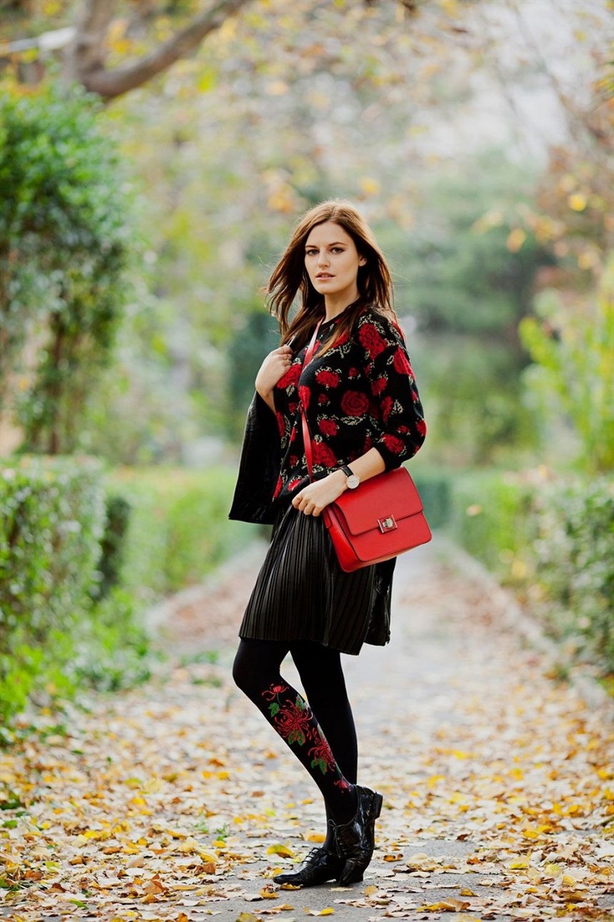 Пиджак, плиссированная юбка и чулки с цветочной вышивкой Пиджак, плиссированная юбка и чулки с цветочной вышивкой