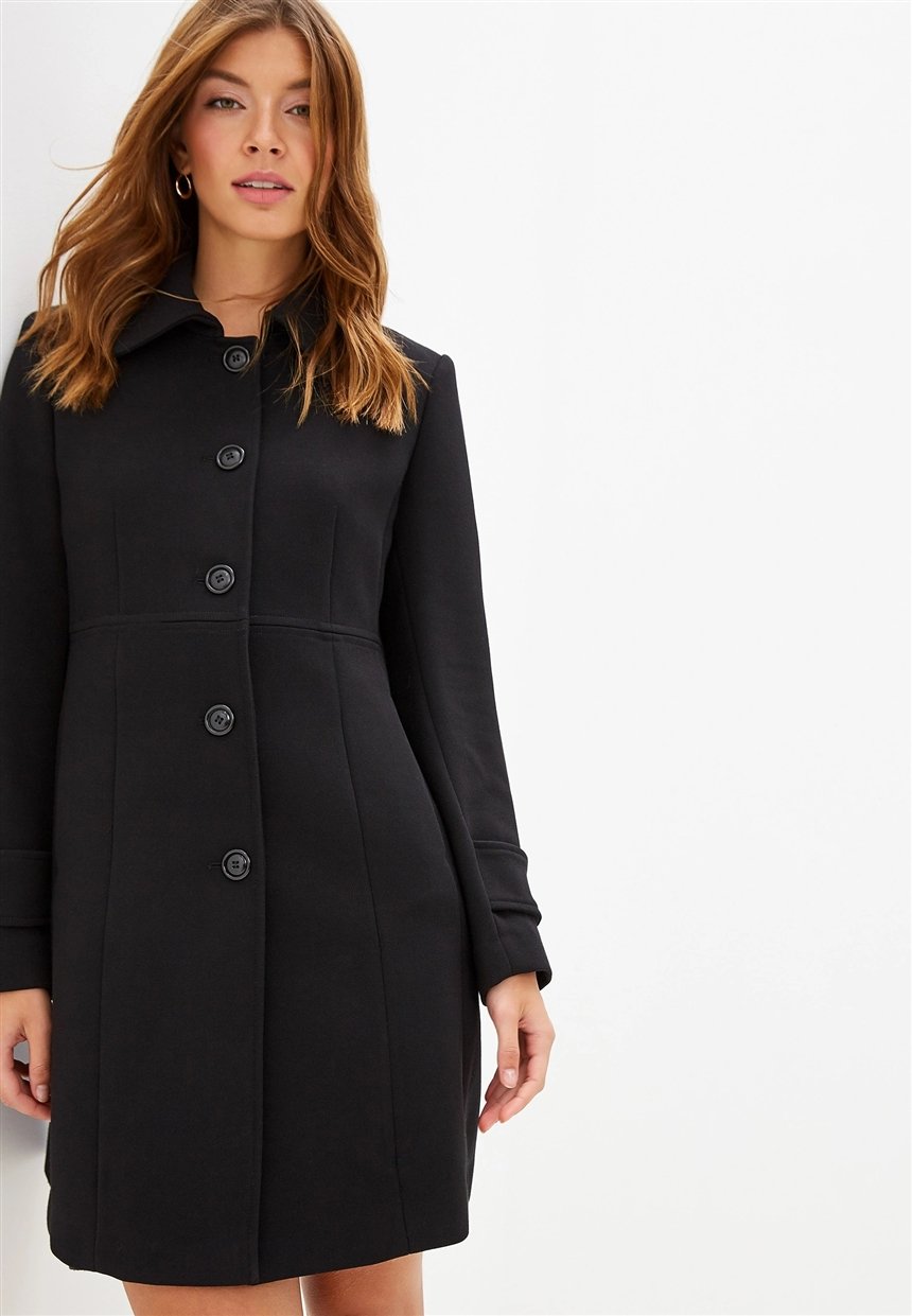 Женщина в антитрендовом пальто