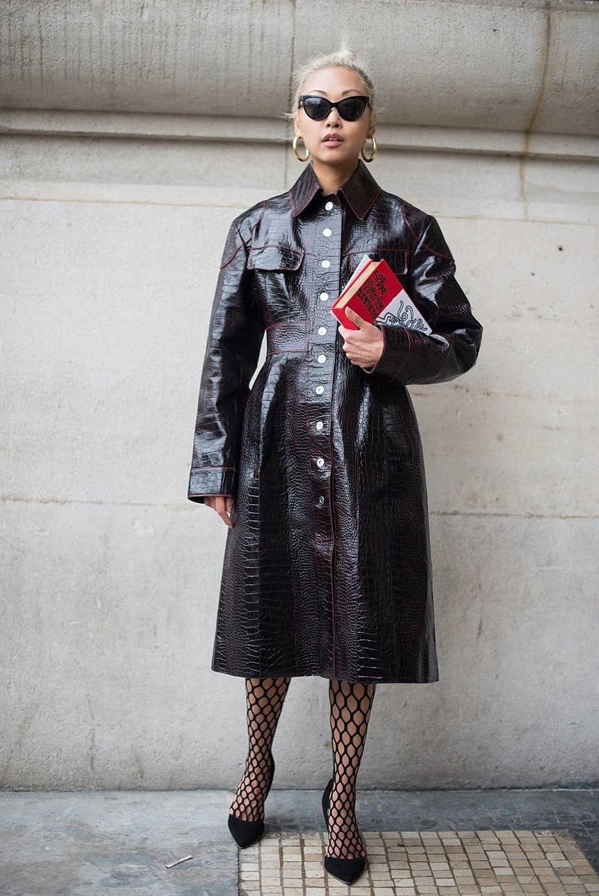 Лакированный плащ и чулки в сеточку Лакированный плащ и чулки в сеточку