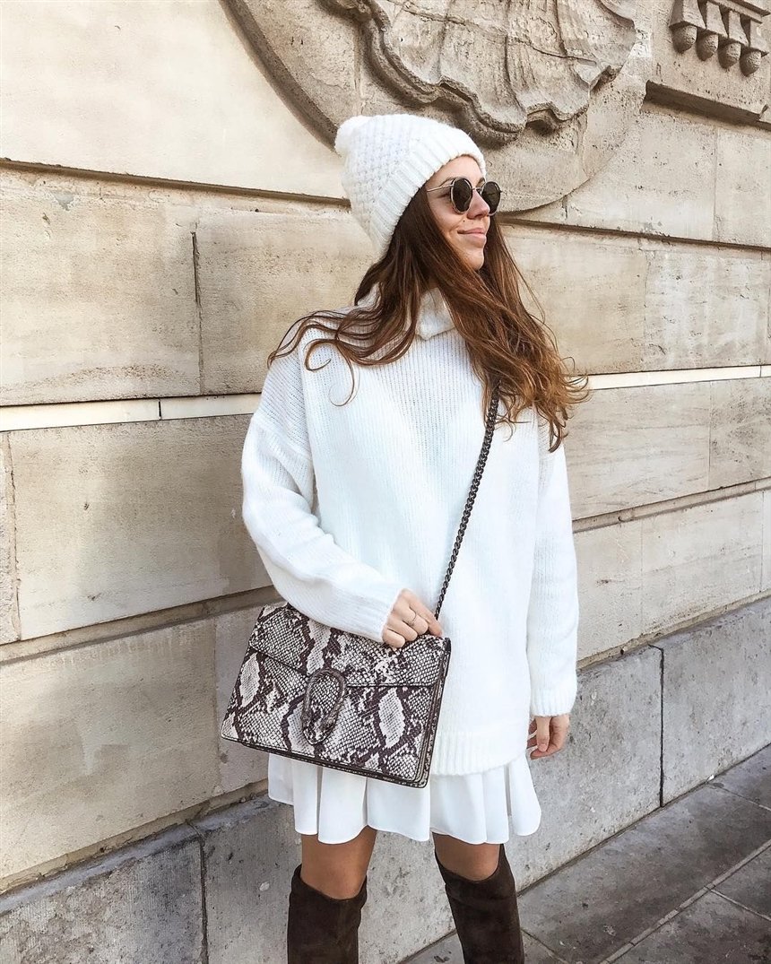 Белая юбка и свитер Белая юбка и свитер