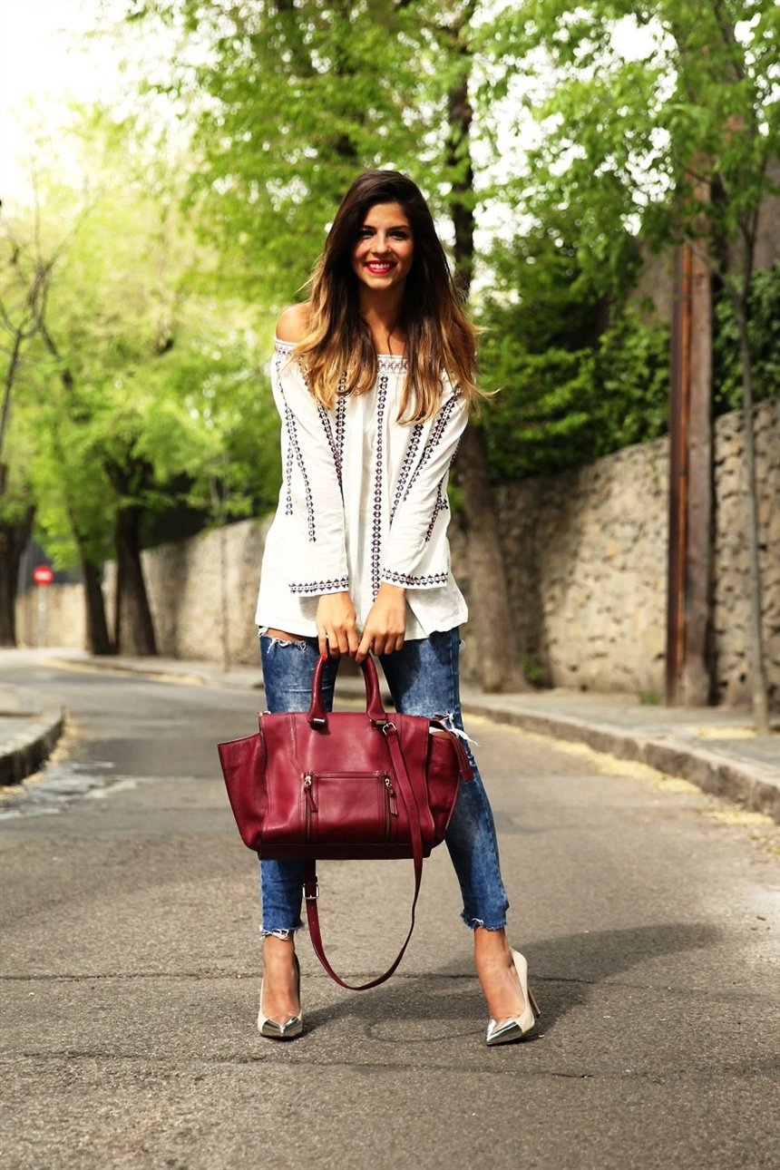 Вышитая рубашка и джинсы
