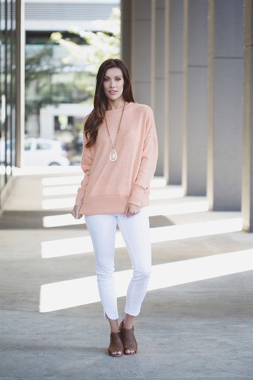 Персиковый свитер