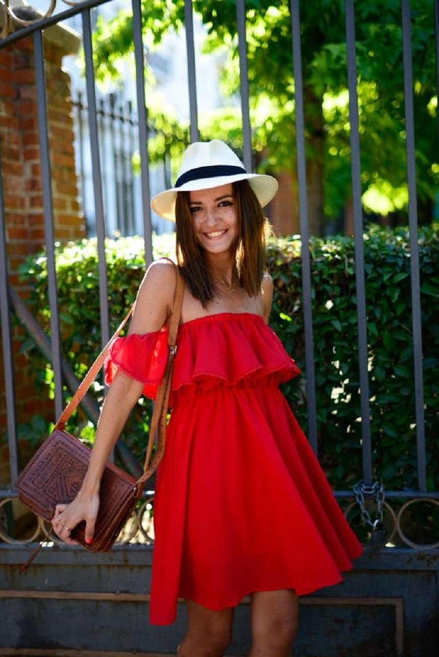 Платье с воланами и с открытыми плечами Платье с воланами и с открытыми плечами