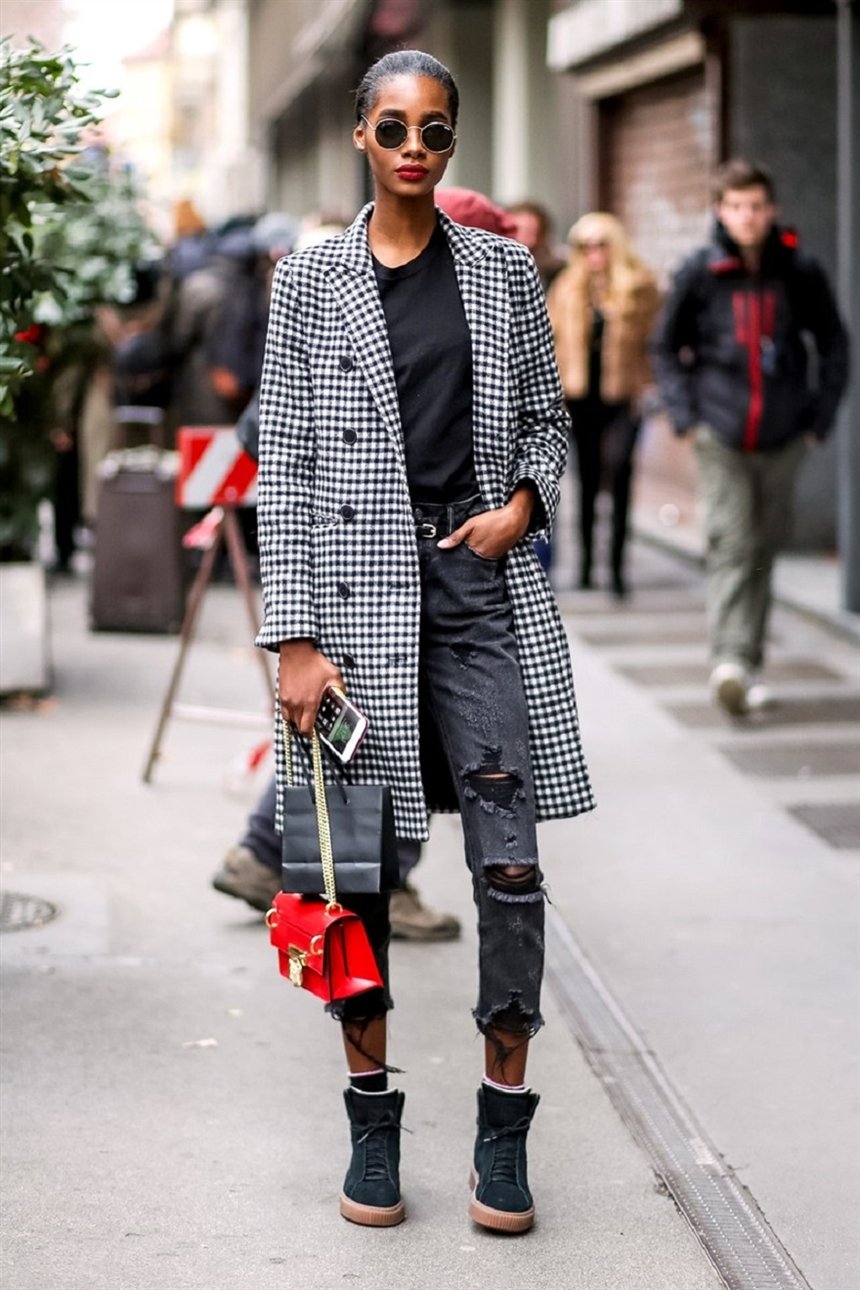 Футболка, пальто и рваные джинсы Футболка, пальто и рваные джинсы