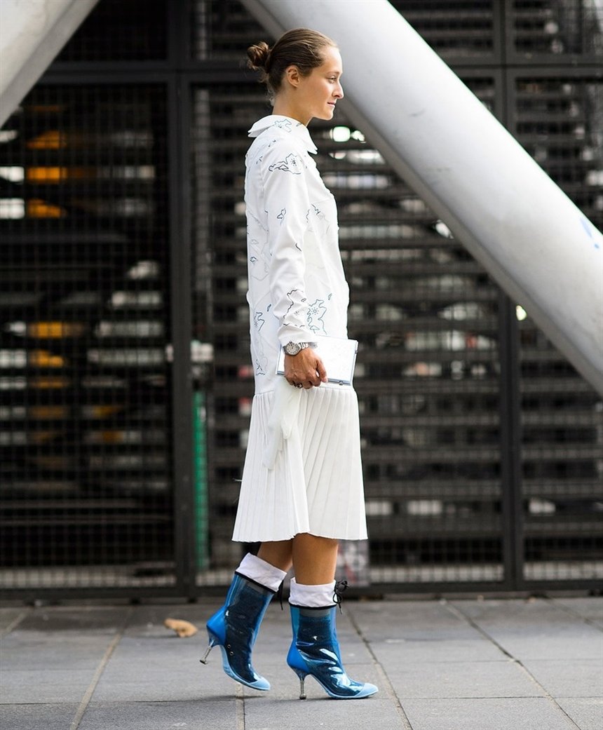 Белая рубашка и белая юбка Белая рубашка и белая юбка