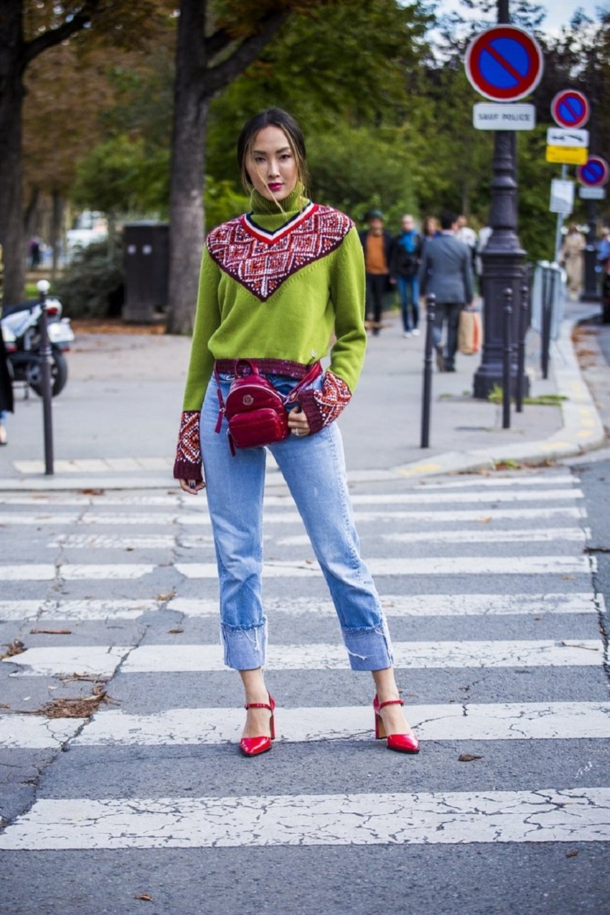 Свитер и джинсы