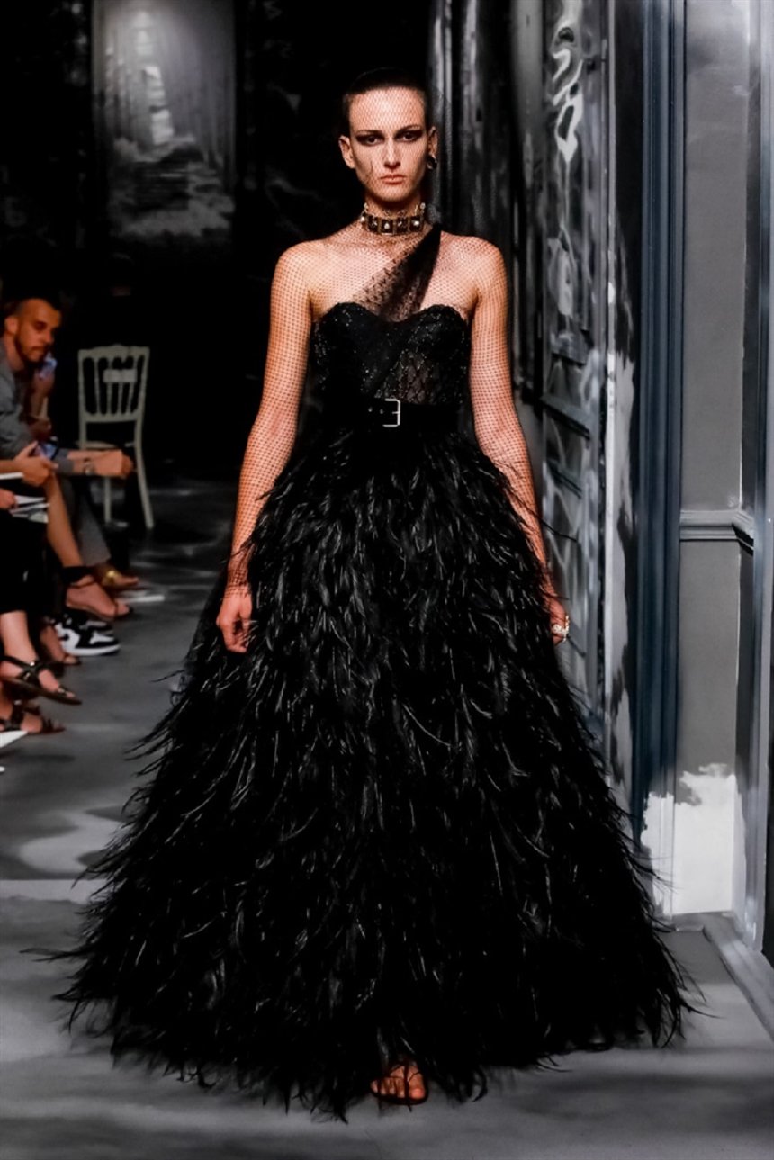 Платье с открытыми плечами