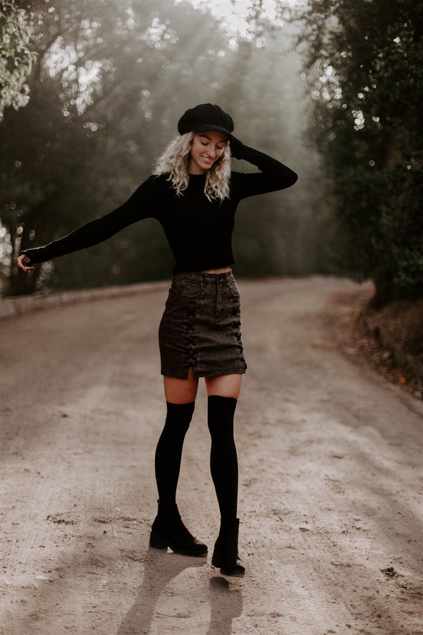 Мини-юбка и гольфы