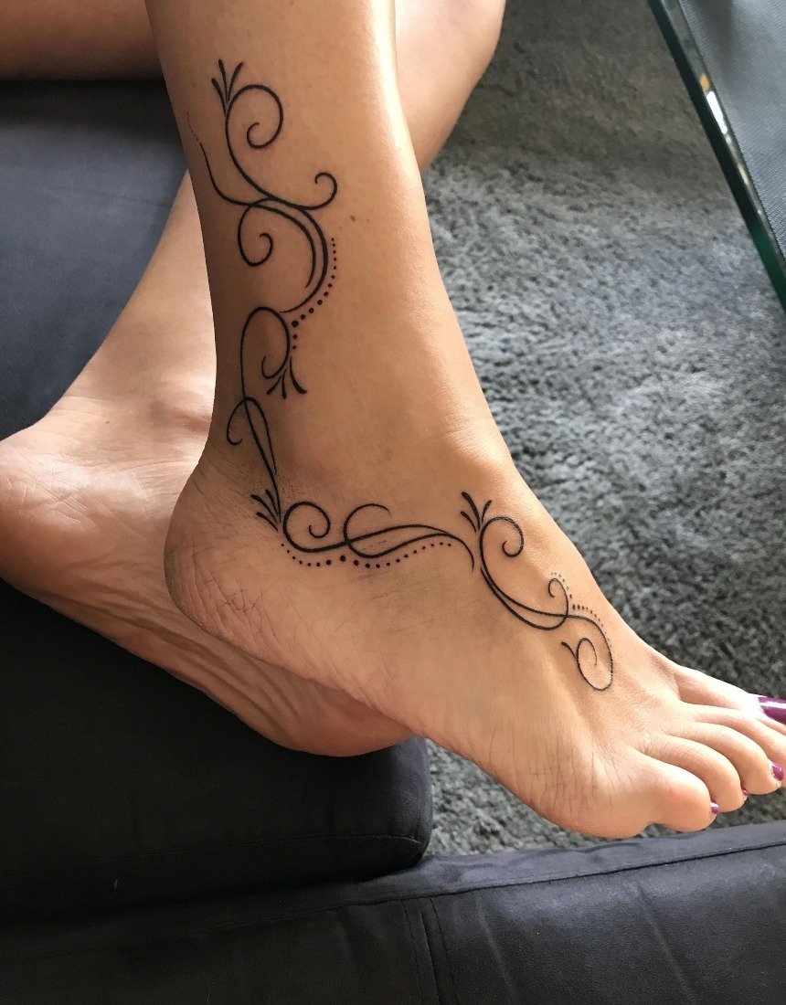 Татуировка на ноге