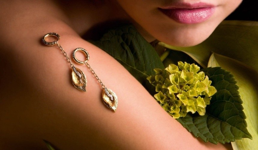 Женщина в красивых украшениях 