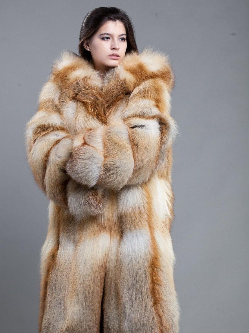 Женщина в антитрендовой шубе 