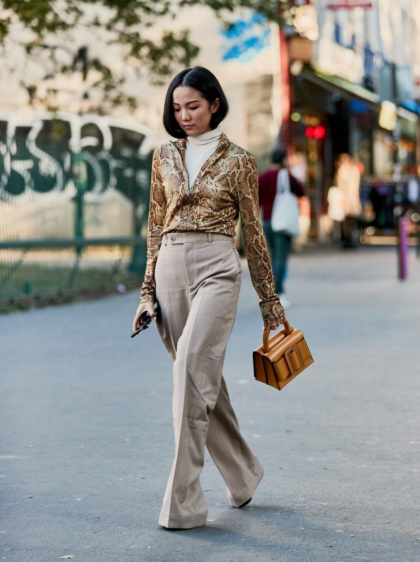 Модный женский лук с водолазкой 