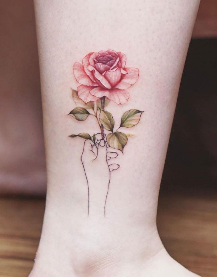 Татуировка на ноге