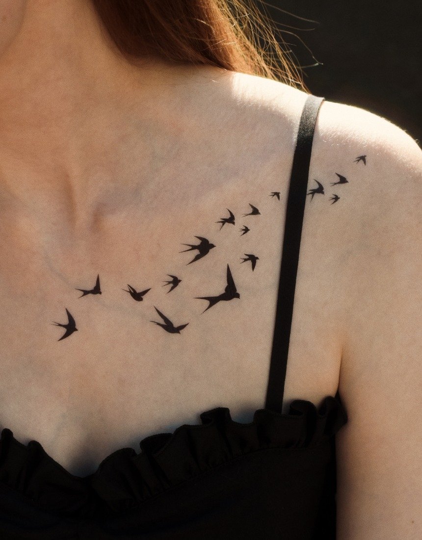 Татуировка в виде ласточек 