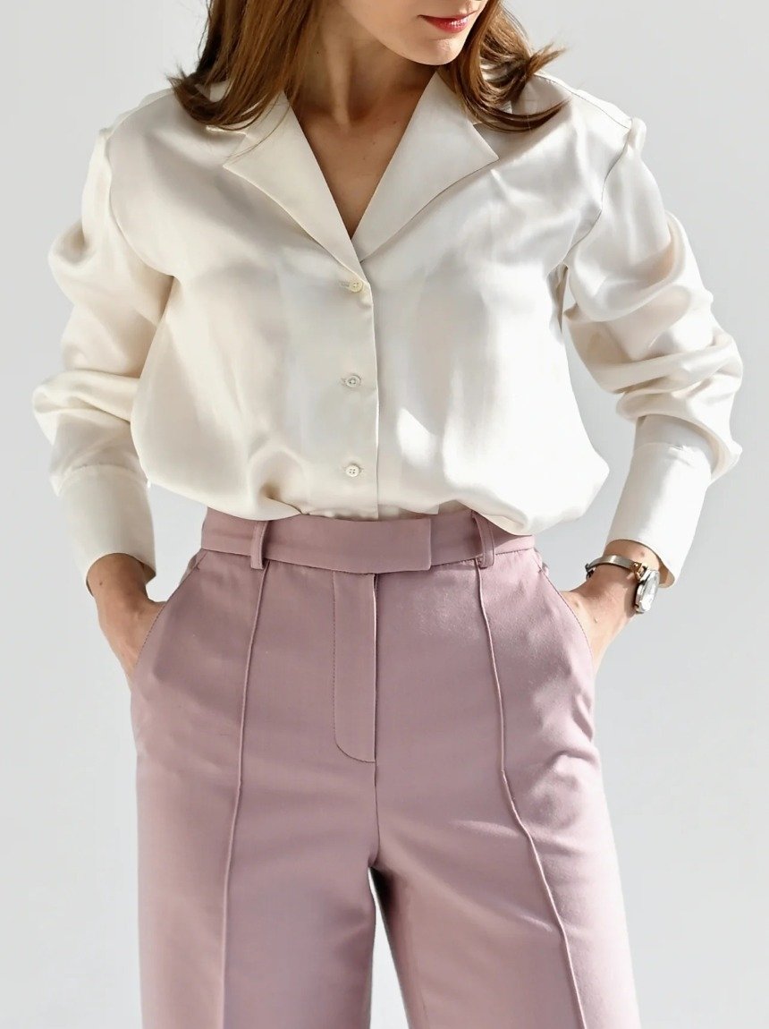 Женщина в антитрендовой блузе