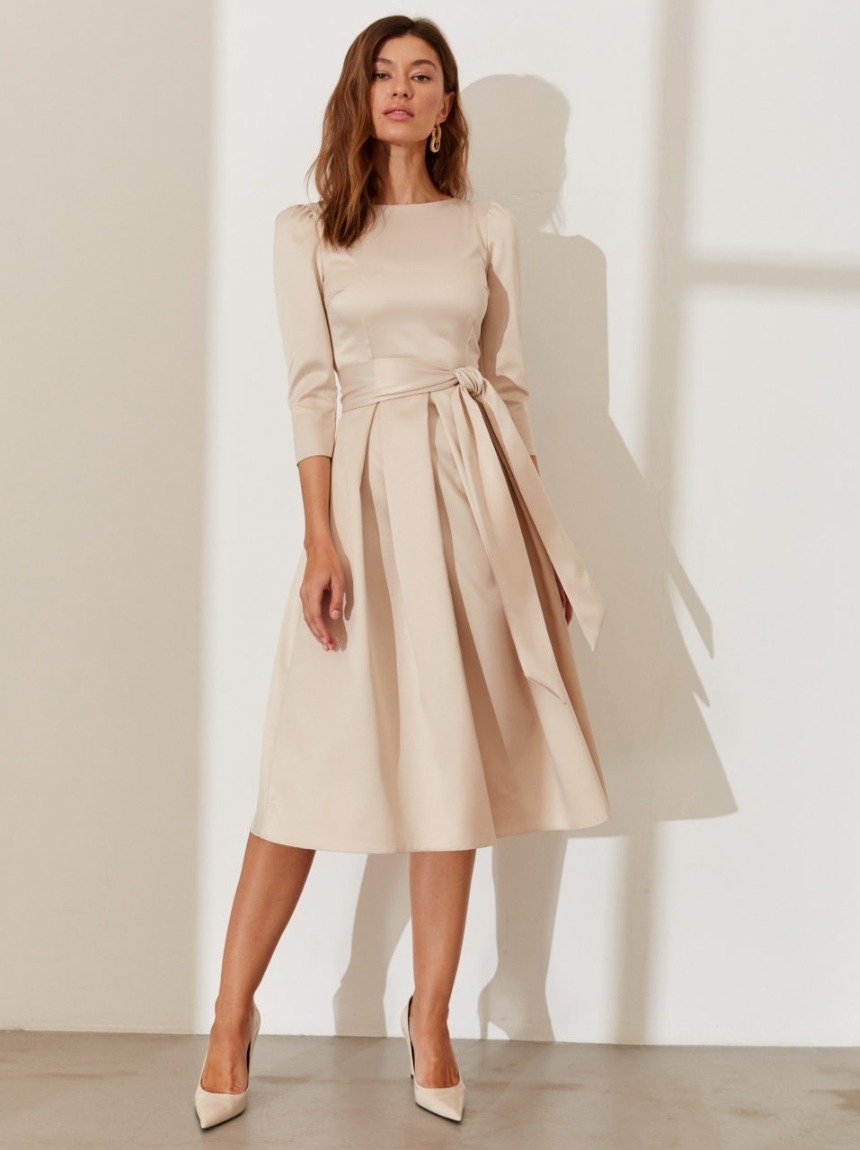 Подружка невесты в коктейльном платье 