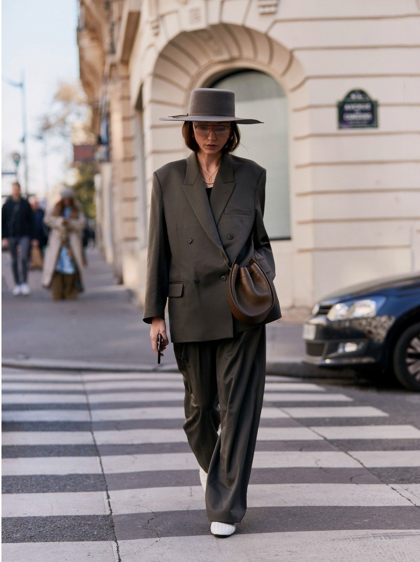 Женщина в модном брючном костюме 
