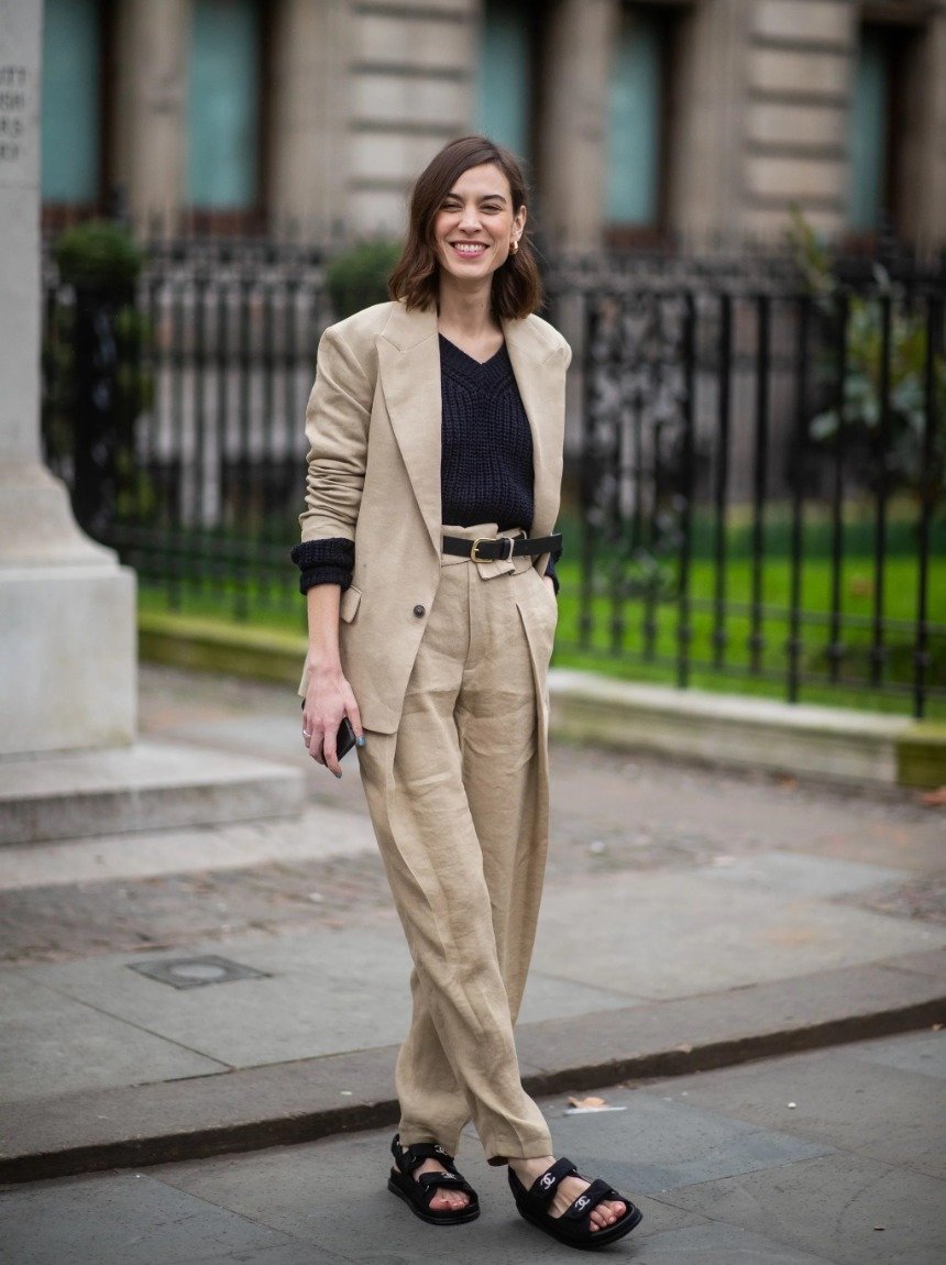 Женщина в модном брючном костюме 