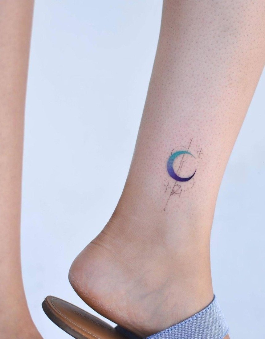 Татуировка на ноге