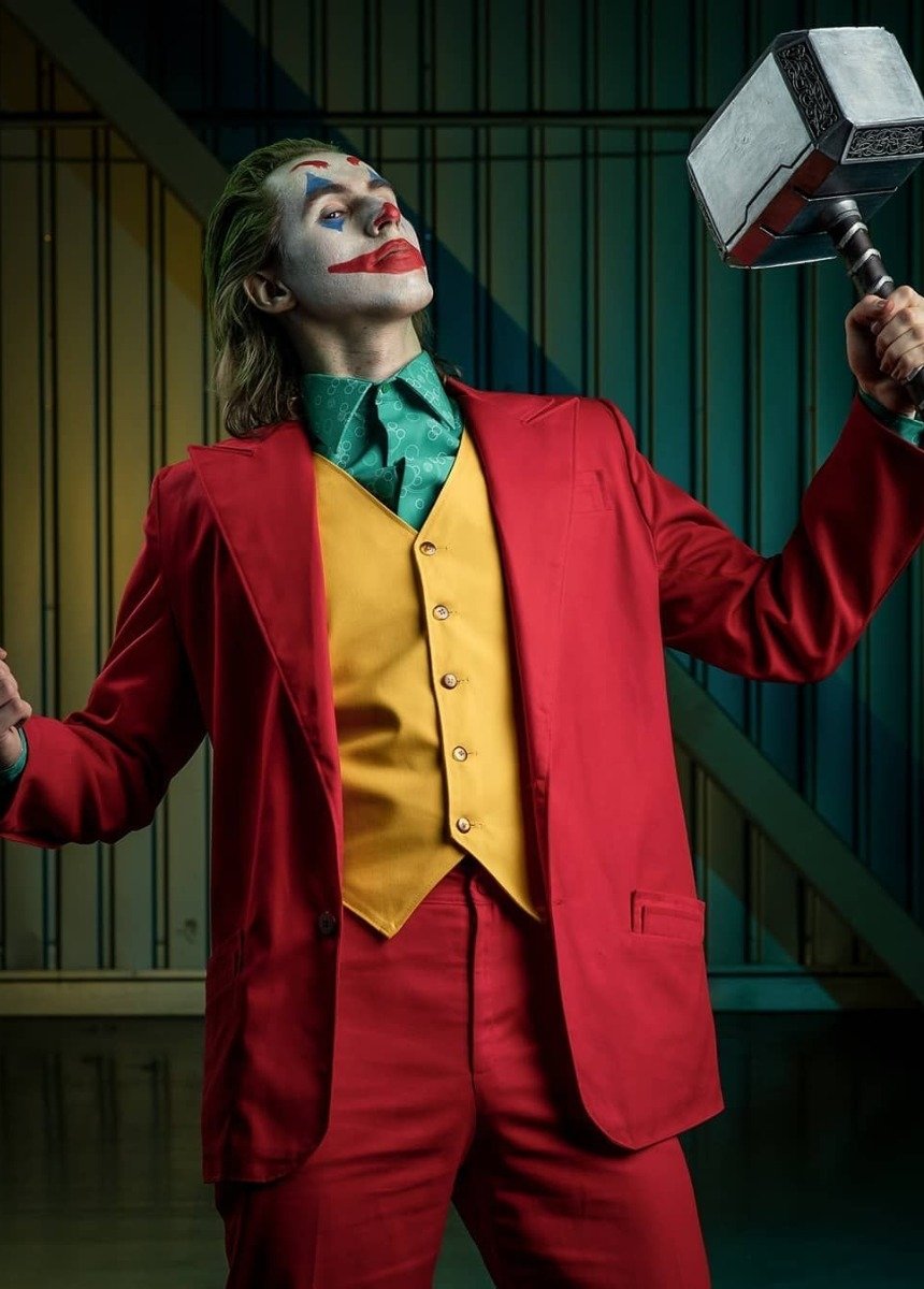 Мужчина в образе Джокера 