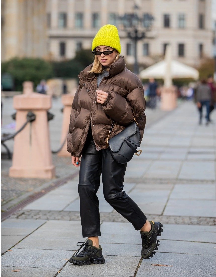 Женщина в модном пуховике 