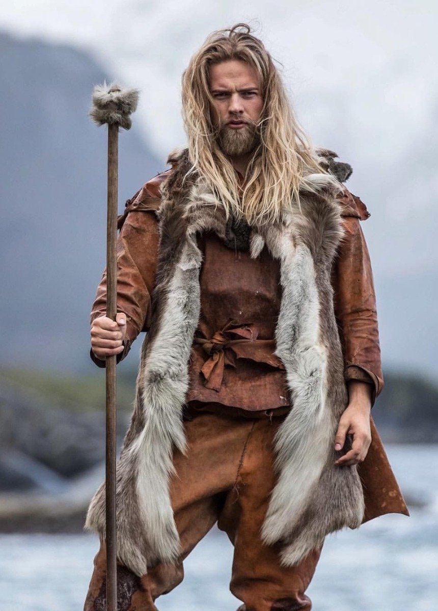 Мужчина в образе викинга