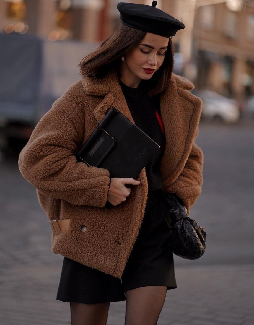 Женщина в модной куртке 