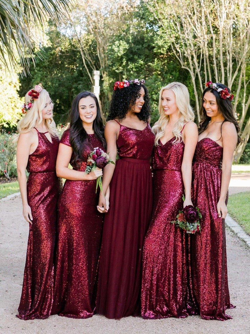 Подружки невесты в сверкающих платьях 