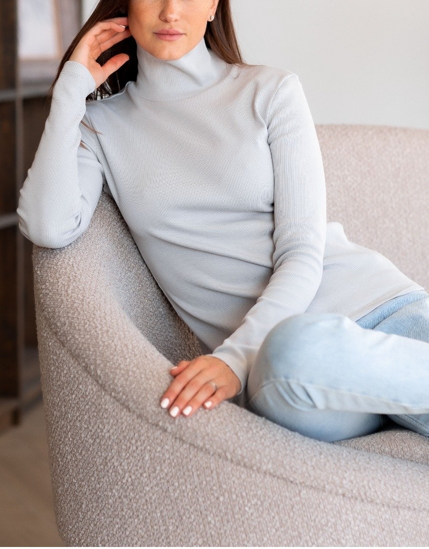 Девушка в водолазке и джинсах