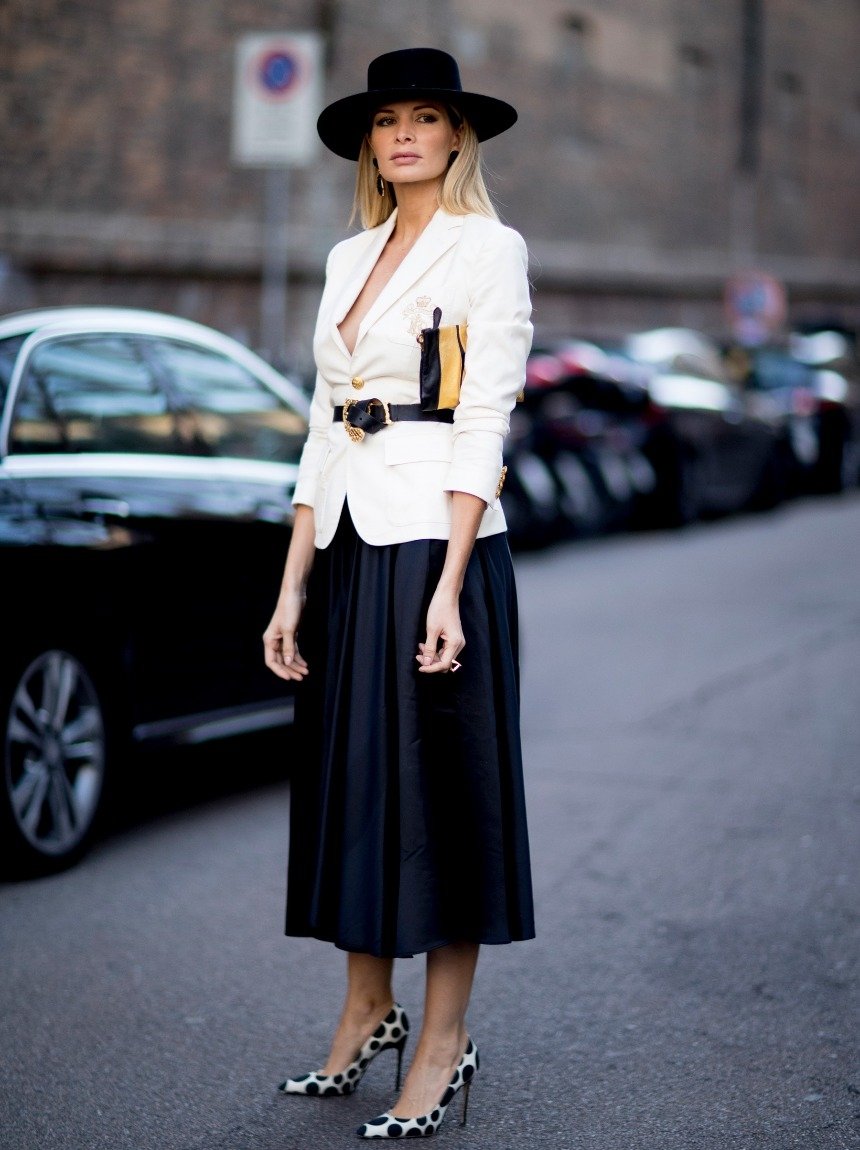 Красивый женский образ с юбкой 