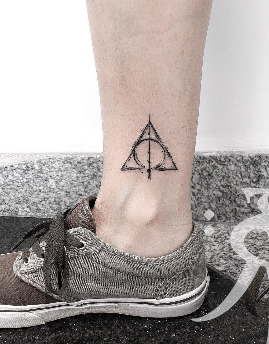 Татуировка на ноге