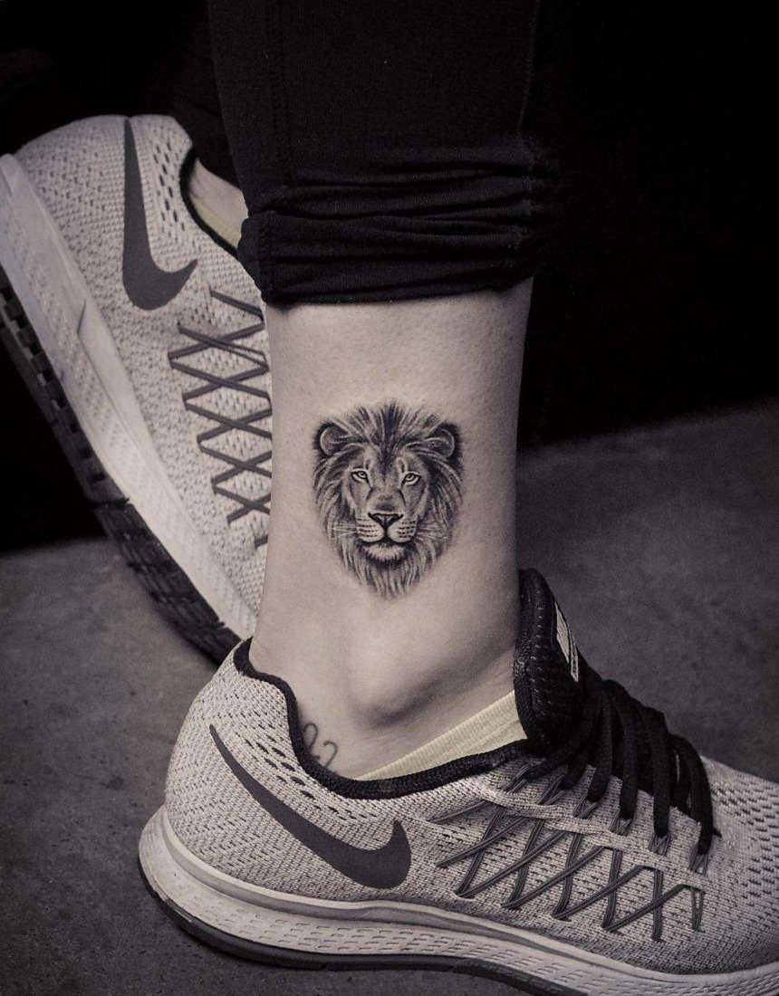 Татуировка на ноге