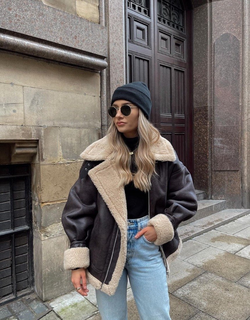 Женщина в модной дубленке 