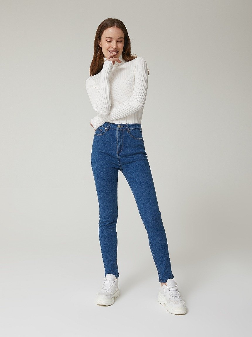 Женщина в антитрендовых джинсах