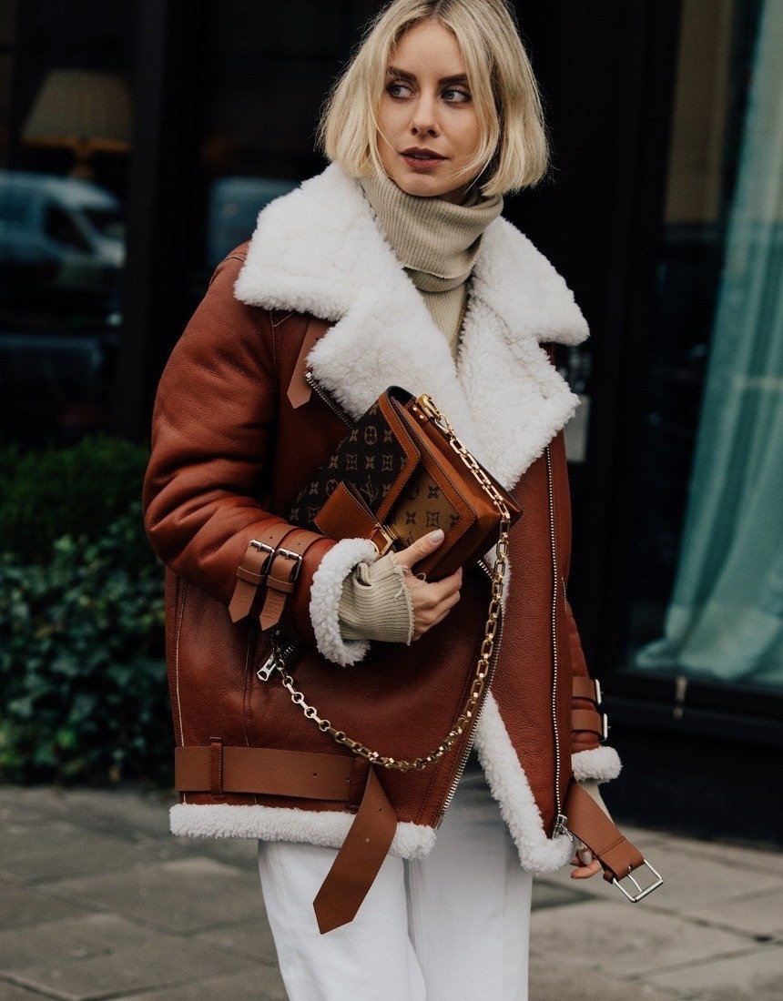 Женщина в модной дубленке 