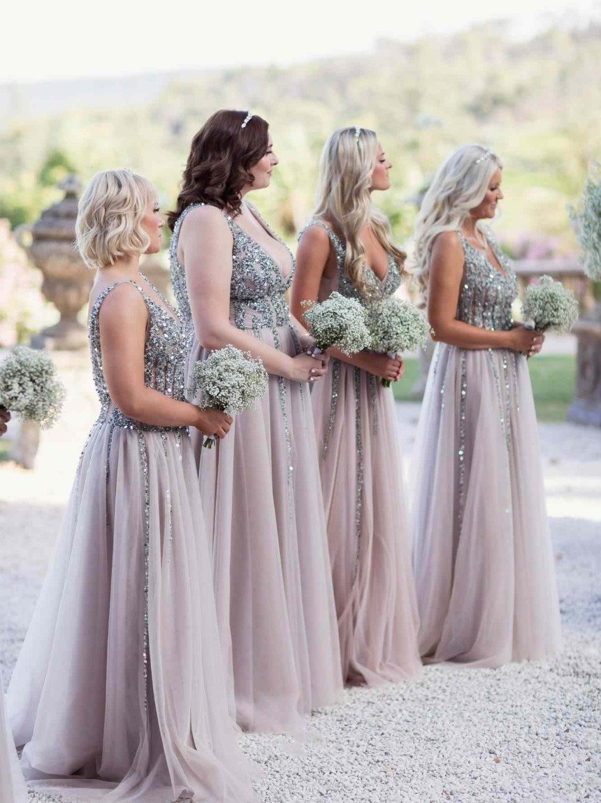 Подружки невесты в сверкающих платьях 
