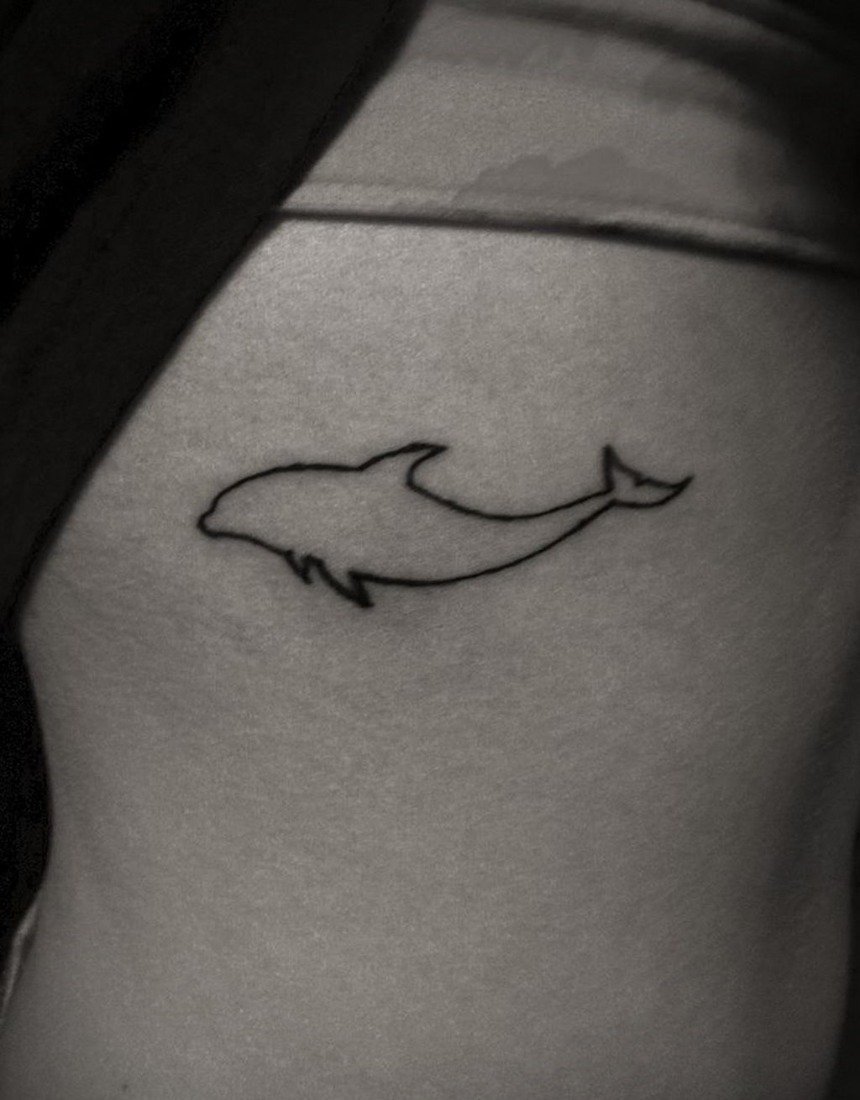 Татуировка в виде дельфина
