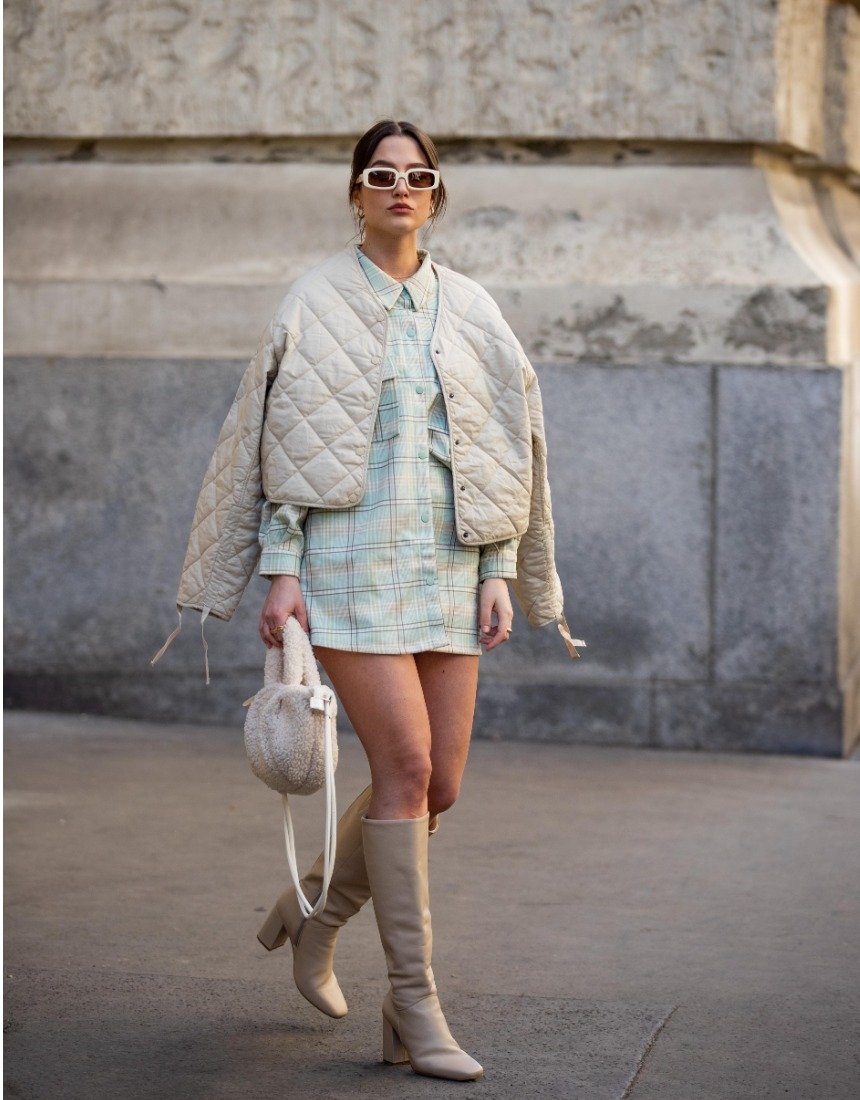 Женщина в модной куртке 